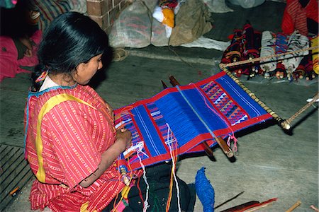 Indian woman weaving on a small loom, using acrylic dyes, in Oaxaca, Mexico, North America Foto de stock - Con derechos protegidos, Código: 841-02901123