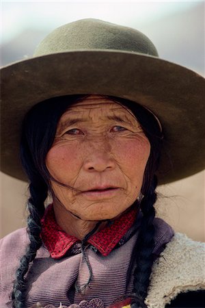 Portrait d'une femme tibétaine avec tresses et le chapeau sur le Plateau de Qinghai, Chine, Asie Photographie de stock - Rights-Managed, Code: 841-02901191