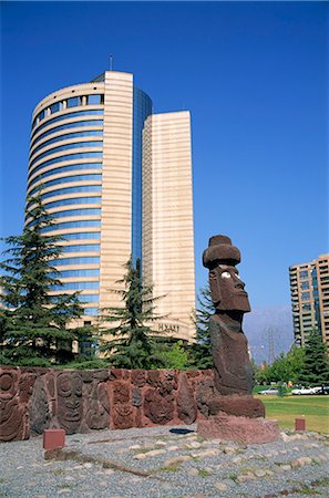 simsearch:841-02992648,k - Statue de l'île de Pâques figure en face de l'hôtel Hyatt Regency à Santiago, au Chili, en Amérique du Sud Photographie de stock - Rights-Managed, Code: 841-02901679