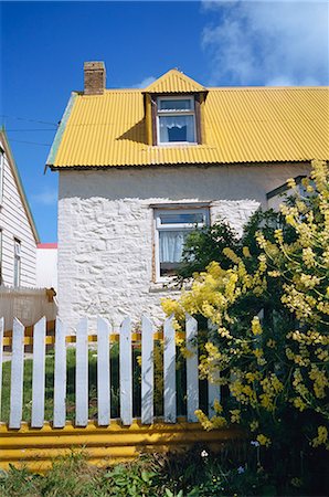 Typical house, with yellow corrugated roof and white stone walls and fence, in Stanley, capital of the Falkland Islands, South America Foto de stock - Con derechos protegidos, Código: 841-02901744