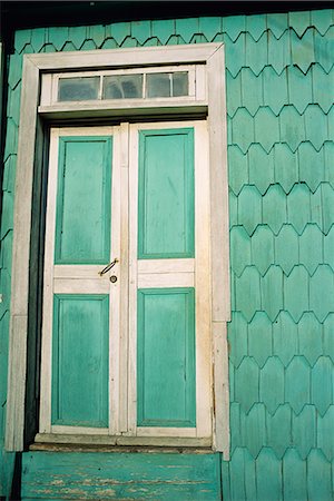 Close-up of door and house shingles (tejuelas), in zone of Dalcahue near Castro on the island of Chiloe, Chile, South America Fotografie stock - Rights-Managed, Codice: 841-02901779