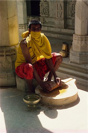 sfregare - Jain priest making sandalwood paste, Ranakpur, Rajasthan state, India, Asia Fotografie stock - Rights-Managed, Codice: 841-02901923