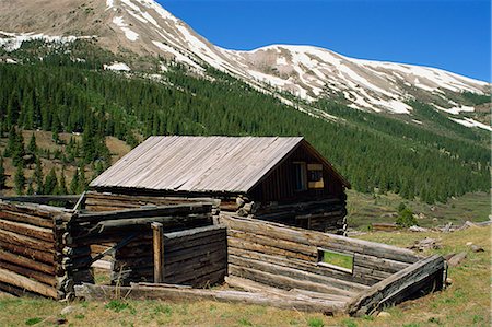 Log cabin at Independence town site founded 1879 when gold discovered, long abandoned, with Sawatch Mountains, part of Rockies, in Aspen, Colorado, United States of America, North America Foto de stock - Con derechos protegidos, Código: 841-02902139