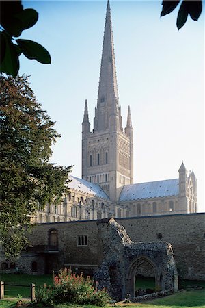 simsearch:841-03032010,k - Norman cathedral, dating from 11th century, with 15th century spire, and hostry remains in foreground, Norwich, Norfolk, England, United Kingdom, Europe Stock Photo - Rights-Managed, Code: 841-02902177