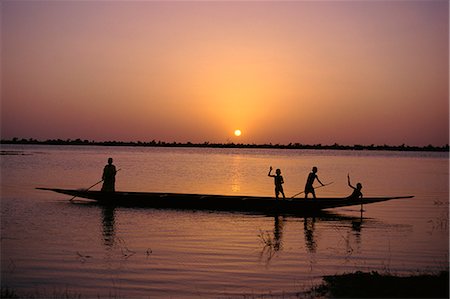 pirogue - Enfants sur la pirogue local ou en canoë sur le fleuve Bani au coucher du soleil à Sofara, Mali, Afrique Photographie de stock - Rights-Managed, Code: 841-02902266