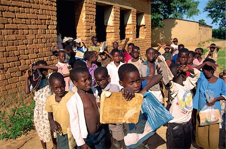 Un groupe d'enfants qui quittent l'école du village à Kande près de lac Malawi, Malawi, Afrique Photographie de stock - Rights-Managed, Code: 841-02902272