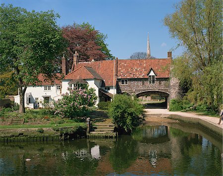 Bull's Ferry house and 15th century watergate, Norwich, Norfolk, England, United Kingdom, Europe Foto de stock - Con derechos protegidos, Código: 841-02902673