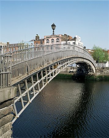 simsearch:841-02902768,k - Halfpenny bridge over the River Liffey, Dublin, Eire (Republic of Ireland), Europe Stock Photo - Rights-Managed, Code: 841-02902767