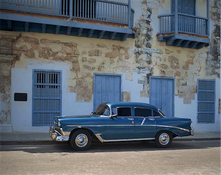 simsearch:841-02992658,k - An old blue Chevrolet car parked in a street in Old Havana, Cuba, West Indies, Caribbean, Central America Foto de stock - Con derechos protegidos, Código: 841-02902827