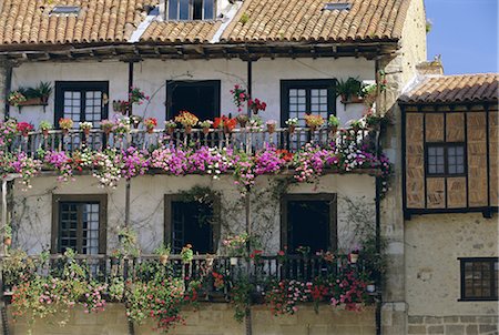 Haus mit Balkon und Blumen, Santilla del Mar, Kantabrien, Spanien, Europa Stockbilder - Lizenzpflichtiges, Bildnummer: 841-02902859