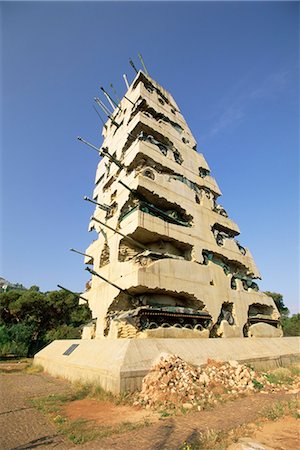 Tank monument to peace commemorating the end of the 1975-1990 Civil War, Yarze, Beirut, Lebanon, Middle East Foto de stock - Con derechos protegidos, Código: 841-02903027