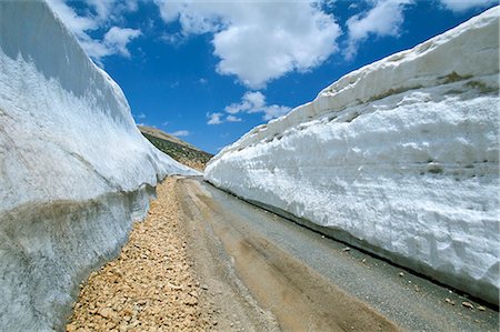 Spring snow on road crossing the Mount Lebanon range near Bcharre, Lebanon, Middle East Foto de stock - Con derechos protegidos, Código: 841-02903044