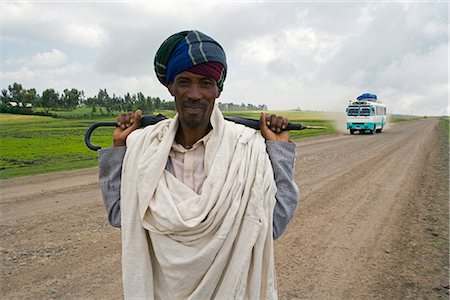 ethiopian clothing - Portait of a local man holding an umbrella during the rainy season, The Ethiopian Highlands, Ethiopia, Africa Foto de stock - Con derechos protegidos, Código: 841-02903078