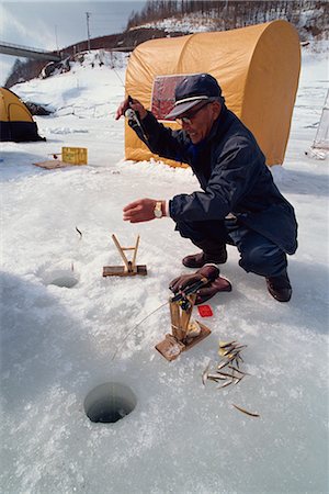 pesca en el hielo - Ice fishing, Minami Furano Lake, Hokkaido, Japan, Asia Foto de stock - Con derechos protegidos, Código: 841-02903137