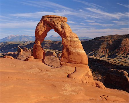 delicate arch - Delicate Arch (45 ft high, 33 ft wide), Arches National Park, Utah, United States of America Foto de stock - Direito Controlado, Número: 841-02903280