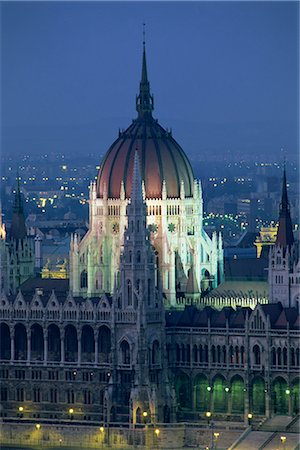 simsearch:841-03062387,k - Le Dôme et les tours de l'édifice du Parlement éclairée à la tombée de la nuit à Budapest, patrimoine mondial de l'UNESCO, Hongrie, Europe Photographie de stock - Rights-Managed, Code: 841-02903436