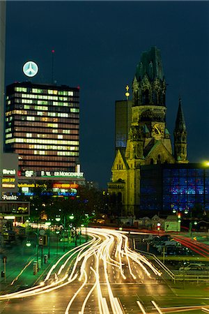 The Kaiser Wilhelm church and surrounding buildings illuminated at night on the Kurfurstendam in Berlin, Germany, Europe Foto de stock - Con derechos protegidos, Código: 841-02903452