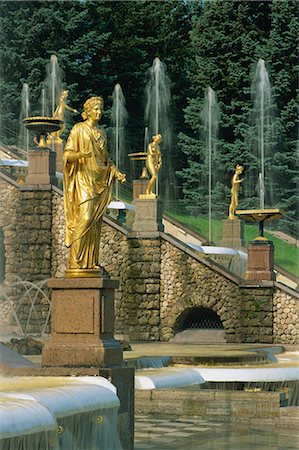 summer palace - Gold statues and fountains outside the Summer Palace at Petrodvorets in St. Petersburg, Russia, Europe Foto de stock - Con derechos protegidos, Código: 841-02903528