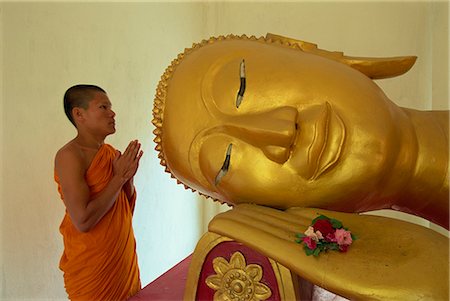 simsearch:841-02924082,k - Novice monk and reclining Buddha, Wat Pha Baat Tai, Luang Prabang, Laos, Indochina, Southeast Asia, Asia Stock Photo - Rights-Managed, Code: 841-02903687