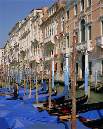 simsearch:841-02902895,k - Gondoles amarrées sur le Grand Canal, Venise, Vénétie, Italie Photographie de stock - Rights-Managed, Code: 841-02903693