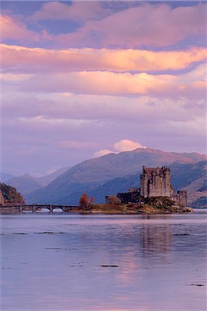 simsearch:841-03505301,k - Eilean Donan (Eilean Donnan) Castle, Dornie, Highlands Region, Scotland, United Kingdom, Europe Stock Photo - Rights-Managed, Code: 841-02914809