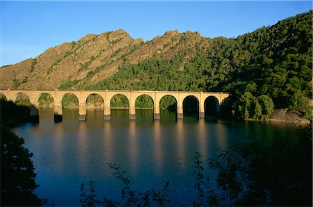 Lac de Villefort and railway viaduct, Cevennes, Lozere, Languedoc-Roussillon, France, Europe Fotografie stock - Rights-Managed, Codice: 841-02915019