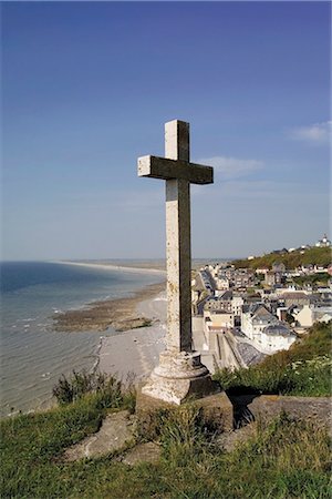 picardía - Cross above the seaside town of Ault, Picardy, France, Europe Foto de stock - Con derechos protegidos, Código: 841-02915273