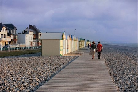 simsearch:841-02923670,k - Couple marchant le long de la planche en bois (boardwalk), plage de galets, Cayeux sur Mer, Picardie, France, Europe Photographie de stock - Rights-Managed, Code: 841-02915287