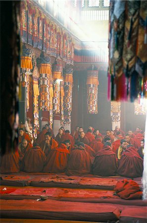 Monks inside the main prayer hall, Drepung Buddhist monastery, Lhasa, Tibet, China, Asia Foto de stock - Con derechos protegidos, Código: 841-02915766