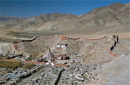 simsearch:841-02915776,k - Palkhor Choide monastery and old town seen from dzong (fort), Gyantse, Tibet, China, Asia Stock Photo - Rights-Managed, Code: 841-02915773