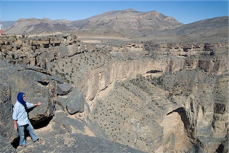simsearch:841-02713799,k - Cliffs of Wadi Saydran, below Jabal Shams, abandoned village of Sap Bani Khamis is on ledges above the large overhang, high point of Jabal Akhdar mountains, northern Oman, Middle East Fotografie stock - Rights-Managed, Codice: 841-02915889