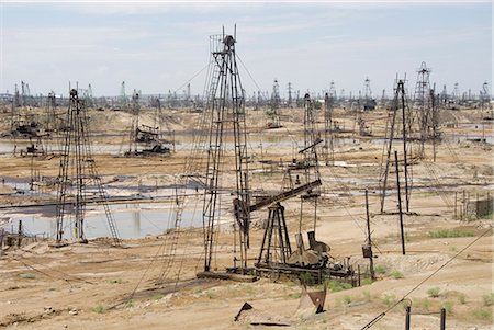 Closely spaced drilling towers and nodding donkey beam pumps, Ramana oilfield, Absheron peninsula, Baku, Azerbaijan, Central Asia, Asia Foto de stock - Con derechos protegidos, Código: 841-02915909