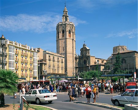 simsearch:841-02704195,k - Busy street scene on the Plaza de Zaragoza with the cathedral beyond in the city of Valencia, Spain, Europe Foto de stock - Con derechos protegidos, Código: 841-02916044