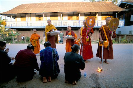 simsearch:841-03062318,k - Buddhist monks collecting alms, Maung Sing, Laos, Indochina, Southeast Asia, Asia Fotografie stock - Rights-Managed, Codice: 841-02916469