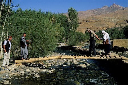 Tourists crossing log bridge, Kakrak valley, Bamiyan, Afghanistan, Asia Foto de stock - Con derechos protegidos, Código: 841-02916605