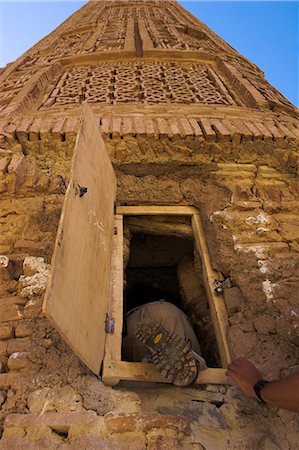 Tourisme escalade dans le minaret par une fenêtre, XIIe siècle Minaret de Djam, patrimoine mondial UNESCO, Ghor (Ghor) (Ghowr) Province, Afghanistan, Asie Photographie de stock - Rights-Managed, Code: 841-02916643