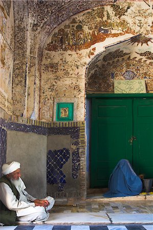 sufi - Pilgrims in the hallway, Sufi shrine of Gazargah, Herat, Herat Province, Afghanistan, Asia Foto de stock - Con derechos protegidos, Código: 841-02916667