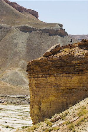 simsearch:841-02992034,k - Tourist standing on rock cliff looking at Band-I-Zulfiqar the main lake, Band-E- Amir (Bandi-Amir) (Dam of the King) crater Lakes, Bamian province, Afghanistan, Asia Foto de stock - Con derechos protegidos, Código: 841-02916736