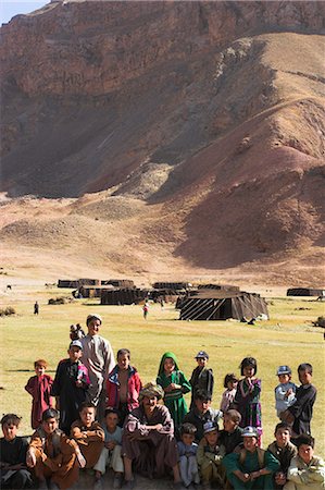 Aimaq man with children, camp of semi-nomadic Aimaq people who live in yurts in summer, Pal-Kotal-i-Guk, between Chakhcharan and Jam, Ghor (Ghowr) province, Afghanistan, Asia Foto de stock - Con derechos protegidos, Código: 841-02916862