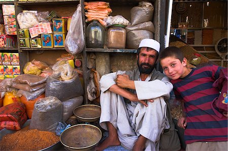 Shop keeper and boy in spice shop, bazaar, central Kabul, Afghanistan, Asia Fotografie stock - Rights-Managed, Codice: 841-02916873