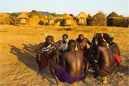 Karo anciens assis avec des pistolets sur bois appuie-tête avec des Kalachnikov, Kolcho village, vallée de l'Omo inférieur, Ethiopie, Afrique Photographie de stock - Rights-Managed, Code: 841-02916977