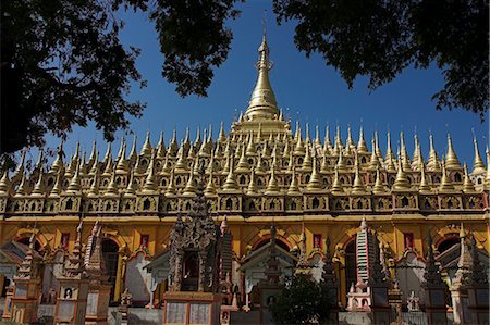 Thanboddhay Paya built in the 20th century by Moehnyin Sayadaw, said to contain over 500000 Buddha images, Monywa, Sagaing Division, Myanmar (Burma), Asia Foto de stock - Direito Controlado, Número: 841-02917000