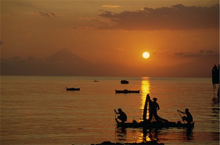 simsearch:841-03066465,k - Fishermen silhouetted at sunset at Ende on the island of Flores, Indonesia, Southeast Asia, Asia Foto de stock - Con derechos protegidos, Código: 841-02917044