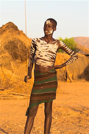 Karo man with body painting, made from mixing animal pigments with clay, Kolcho village, Lower Omo Valley, Ethiopia, Africa Foto de stock - Con derechos protegidos, Código: 841-02917047