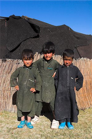 Aimaq boys in front of yurt, Aimaq nomad camp, between Chakhcharan and Jam, Pal-Kotal-i-Guk, Afghanistan, Asia Foto de stock - Con derechos protegidos, Código: 841-02917113