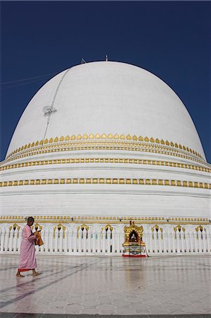 sagaing - Nun en face du dôme hémisphérique de 46 m Kaunghmudaw Paya (pagode de Rajamanisula), Sagaing, Mandalay, Myanmar (Birmanie), Asie Photographie de stock - Rights-Managed, Code: 841-02917128