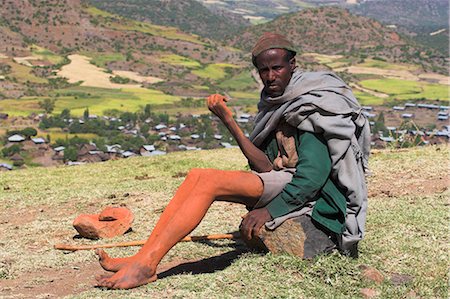 simsearch:841-02713081,k - Pilgrim sitting on rock near church with mud on limbs which is thought to have magical healing properties, Lalibela, Ethiopia, Africa Fotografie stock - Rights-Managed, Codice: 841-02917200