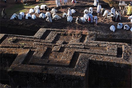 peregrino - Pilgrims wearing traditonal gabi (white shawl) at festival at rock-hewn monolithic church of Bet Giyorgis (St. George's), roof shaped like a Greek cross, Lalibela, UNESCO World Heritage Site, Ethiopia, Africa Foto de stock - Con derechos protegidos, Código: 841-02917210