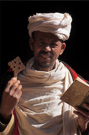 Cales prêtre Croix et la bible à l'extérieur des églises jumelles de Bet Golgotha et Mikael Bet et Sélassié chapelle, Lalibela, Ethiopie, Afrique Photographie de stock - Rights-Managed, Code: 841-02917224