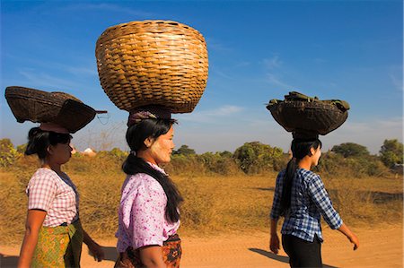pagan travel photography - Ladies walking down road to Ananda festival, Old Bagan, Bagan (Pagan), Myanmar (Burma), Asia Foto de stock - Con derechos protegidos, Código: 841-02917269